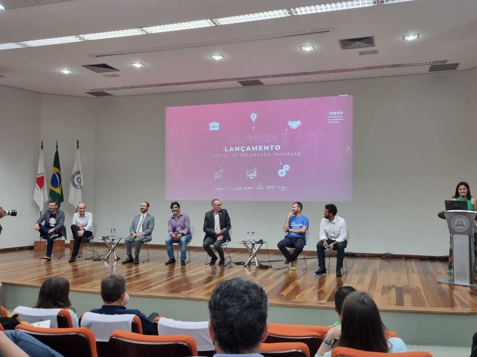 Professor Gilberto Ribeiro media painel em lançamento de edital da