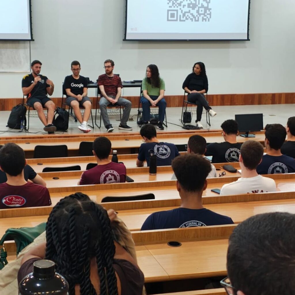 Formados pelo DCC/UFMG compartilham experiências com calouros do Tronco Comum em Computação