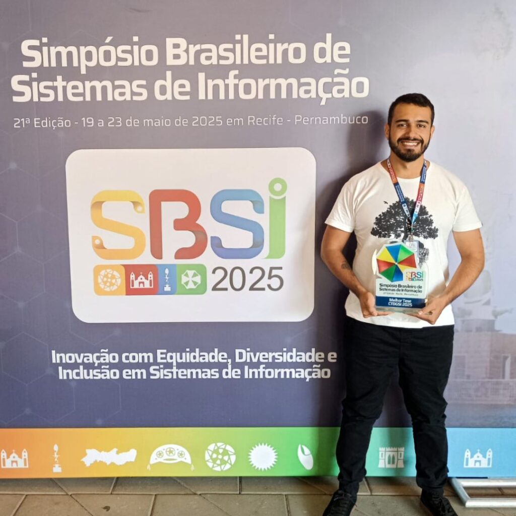 Ex-aluno do doutorado e atual professor substituto do DCC conquista o 1º lugar em concurso durante o SBSI 2025