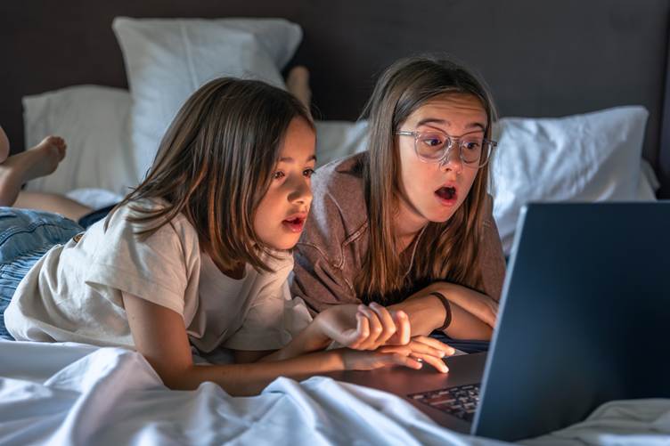 Pesquisa revela falhas na proteção infantil em transmissões online ao vivo