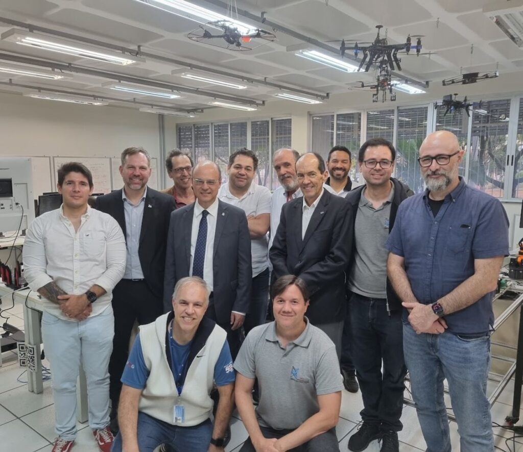 Presidente da Embrapii visita o DCC/UFMG e conhece projetos de inovação desenvolvidos no departamento